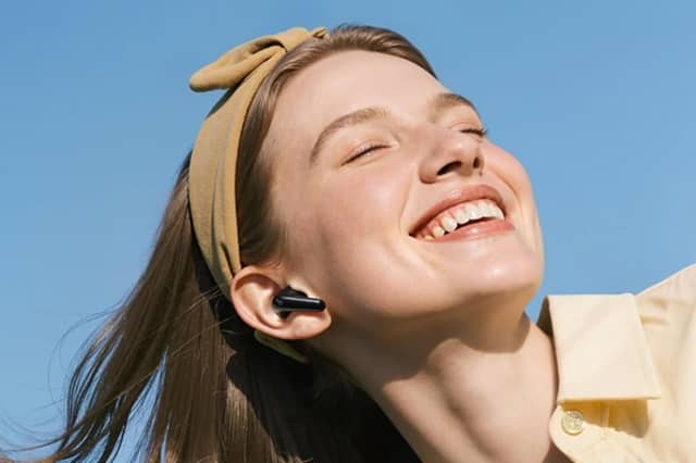 These noise cancelling ear buds cost less than £100 and have great sound quality