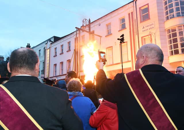 Apprentice Boys of Derry watch on as the effigy of the traitor Lundy goes up in flames. DER4919-109KM