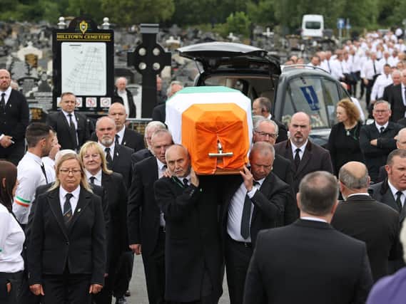 Bobby Storey's coffin is draped in the Irish tricolour as it is carried through Milltown Cemetery; as it turns out, his body was actually taken to Roselawn crematorium