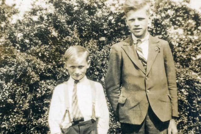 Louis Dinnen as a child (on the left) with brother Wilton