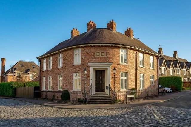 16 GOVERNORS GATE,
Hillsborough BT26 6FE