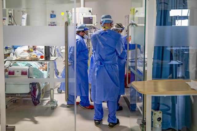 A patient with Covid-19 is treated in an ICU unit.