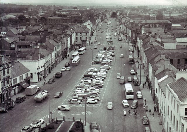 Une photographie du centre-ville de Lurgan prise depuis le clocher de l'église paroissiale de Shankill dans les années 1960