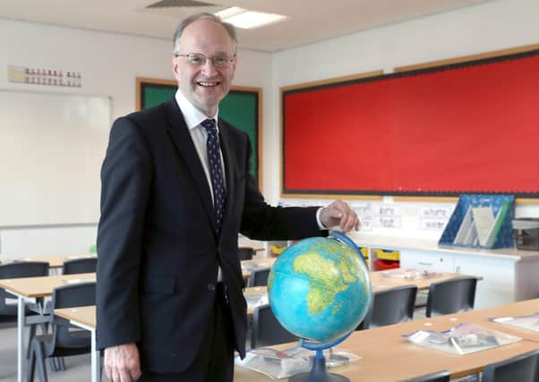 PACEMAKER PRESS BELFAST 24/8/2020: NI Education Minister, Peter Weir in a classroom at St Joseph's Primary School in Carryduff.
PICTURE BY STEPHEN DAVISON