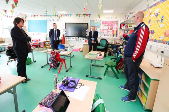 First Minister Arlene Foster pictured during a visit to Pond Park Primary school in Lisburn.

She is pictured with Education Minister Peter Weir, Paul Givan MLA and Vice Principal David Ball.

 (Photo by Kelvin Boyes / Press Eye.)