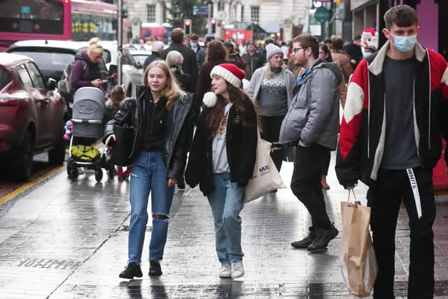 With a backdrop of Belfast City Hall, shoppers carry out last minute Christmas shopping. on Thursday 



Photo by Kelvin Boyes / Press Eye