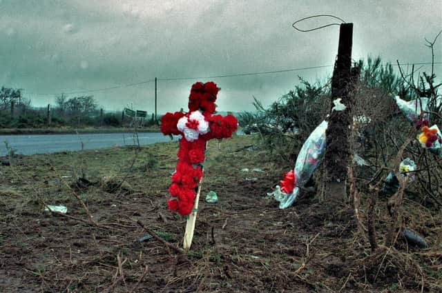PACEMAKER BELFAST ARCHIVE 92

97/92
19 JANUARY 1992

MAKESHIFT CROSS AT SCENE OF THE IRA 600LB BOMB BLAST ON THE OMAGH TO COOKSTOWN ROAD AT THE TEEBANE CROSSING THAT KILLED WORKMEN EMPLOYED BY THE KARL CONSTRUCTION COMPANY ANTRIM
THEY ALL LIVED IN SURRONDING AREA
