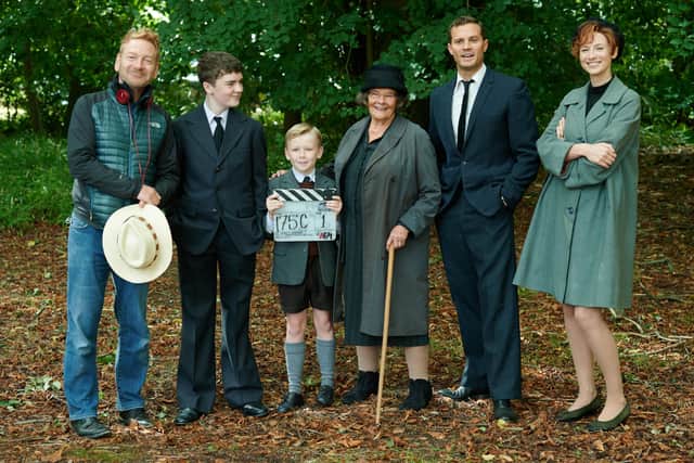 (L to R) Writer/director Kenneth Branagh, actor Lewis McAskie, actor Jude Hill, actor Judi Dench, actor Jamie Dornan, and actor Caitríona Balfe on the set of BELFAST, a Focus Features release. Credit: Rob Youngson/Focus Features