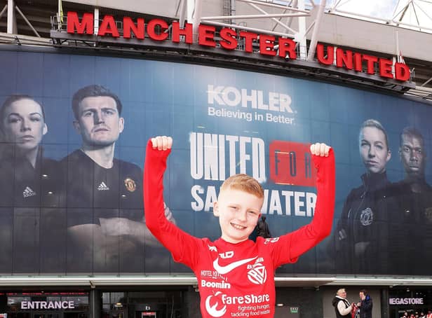 Ben Dickinson completes his 10-day trek to Old Trafford