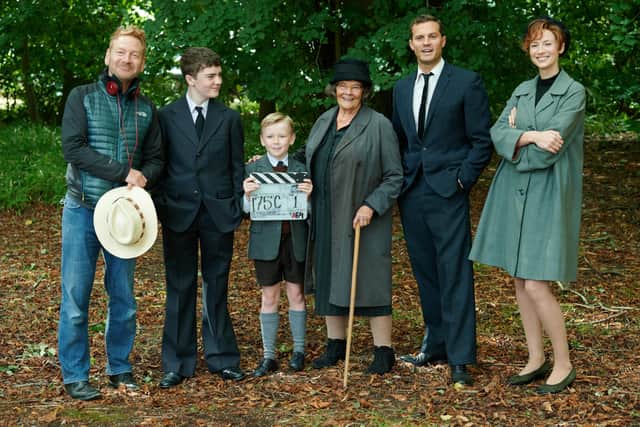 (L to R) Writer/director Kenneth Branagh, actor Lewis McAskie, actor Jude Hill, actor Judi Dench, actor Jamie Dornan, and actor Caitríona Balfe on the set of BELFAST, a Focus Features release. Credit: Rob Youngson/Focus Features