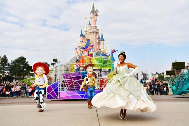 Jesse, Woody and Tiana leading the floats of the Dream... And Shine Brighter show at Disneyland Paris.