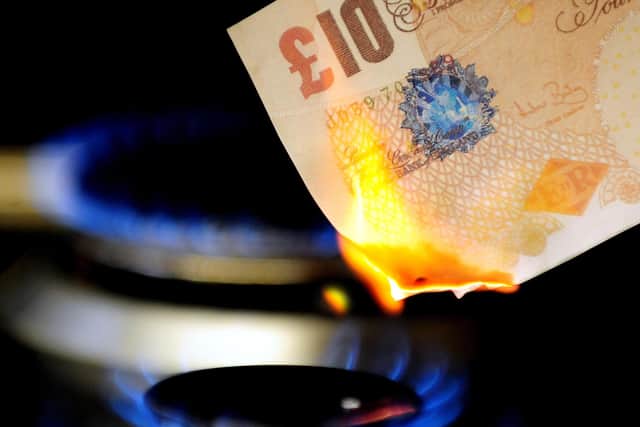 £10 note burning on a gas hob