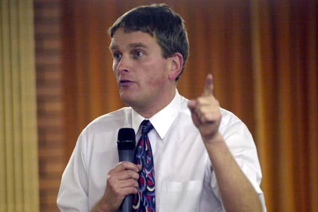 PACEMAKER, BELFAST, 27/11/2000:  Jim Wells, a DUP member oft he Northern Ireland assembly, makes his point at an Education Review meeting in Craigavon Civic Centre, Co. Armagh tonight.
PICTURE BY STEPHEN DAVISON