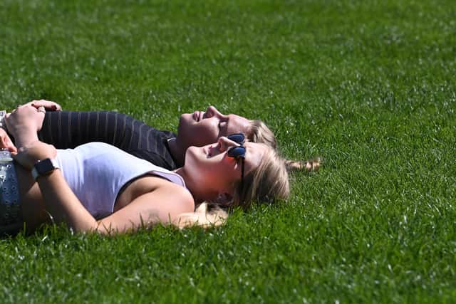 Pacemaker Press 24/8/21
Suzanne Reid and Anna Gordan Enjoying the sunshine at Botanic Gardens on Tuesday, with warm weather expected this week.
Pic Colm Lenaghan/  Pacemaker