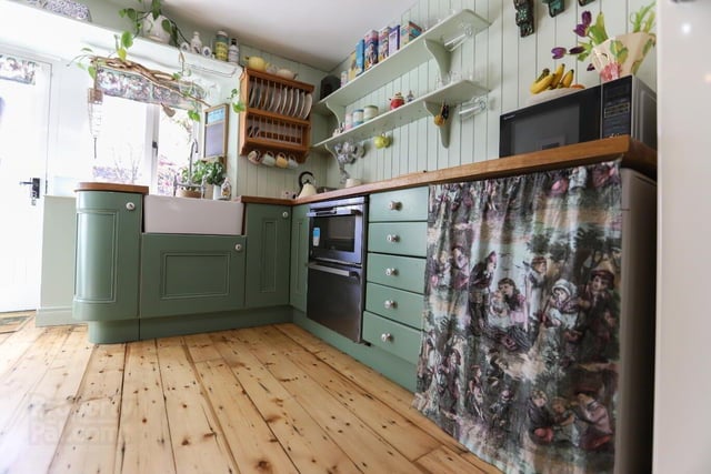 The kitchen units and Belfast sink are perfect for cottage style.