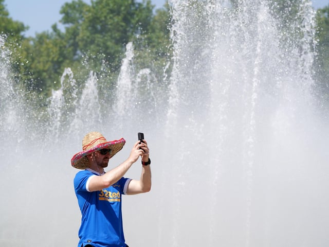 Rangers fan takes a selfie by the fountain in the Plaza de Espana before the UEFA Europa League Final at the Estadio Ramon Sanchez-Pizjuan, Seville.