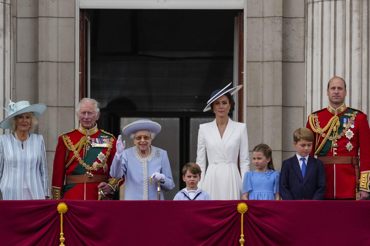 Queen delights thousands with balcony family portrait
