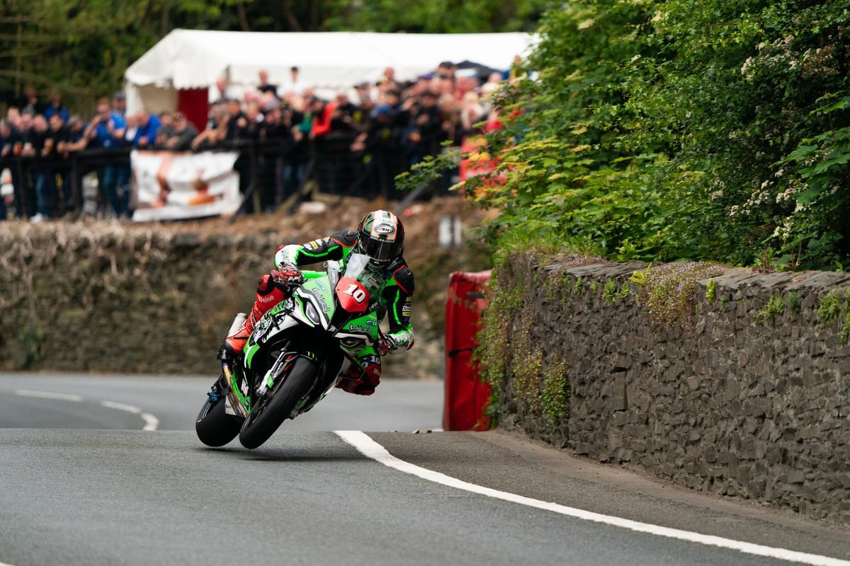 TT 2022: Peter Hickman doubles up with Superstock victory | Conor Cummins tops 133mph for best-ever lap