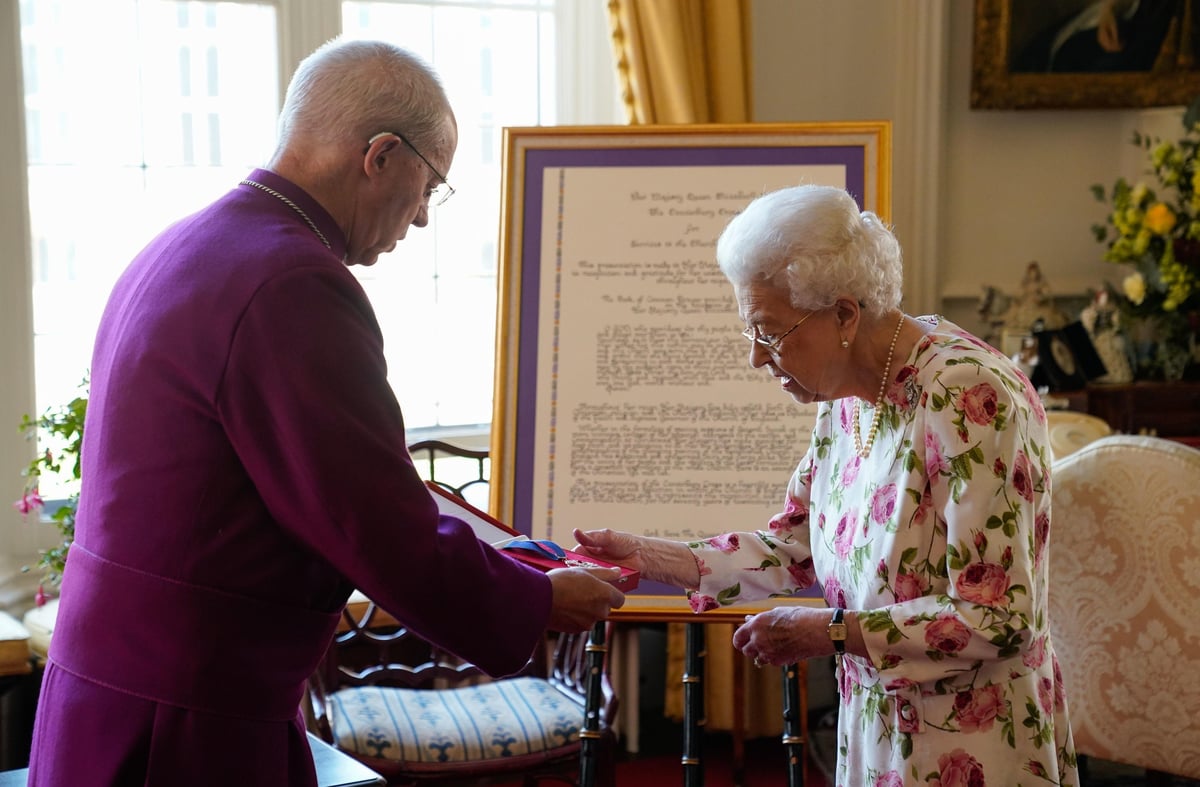 Queen's 'unstinting' 70-year service to church honoured