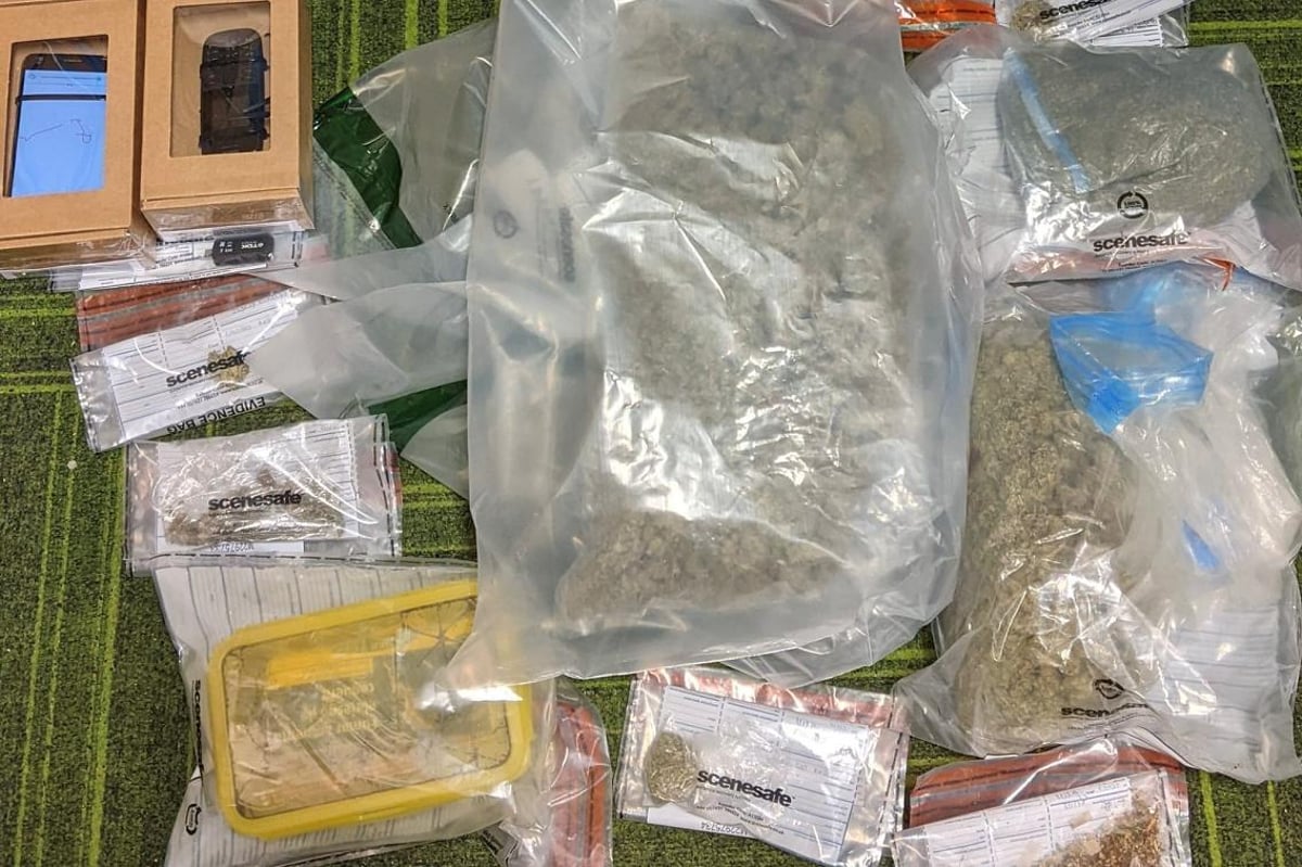 £30,000 drugs seized by police after bag thrown from window