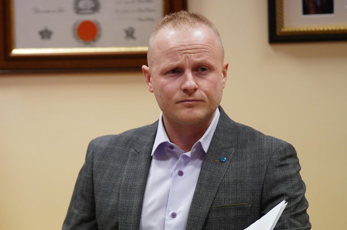 Jamie Bryson makes formal statement as police begin hunt for caller who threatened his young son