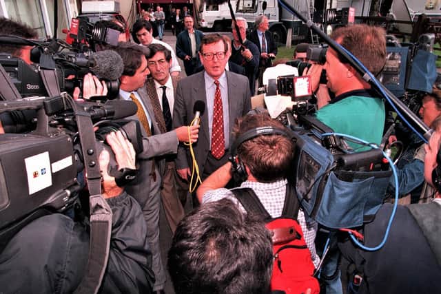 Ulster Unionist leader David Trimble is swamped by the media as rumours of a deal spreads like wild fire. PACEMAKER BELFAST 10/4/1998