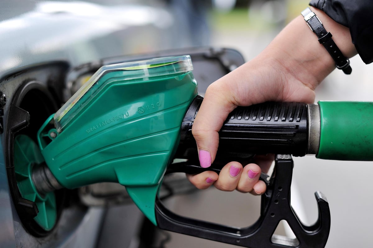 Retailers 'are not passing on falling costs of fuel' the RAC has warned