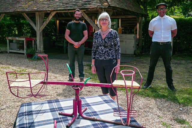 A special sit-on roundabout arrives with Stella Moore for Dominic Chinea and Jay Blades to repair
