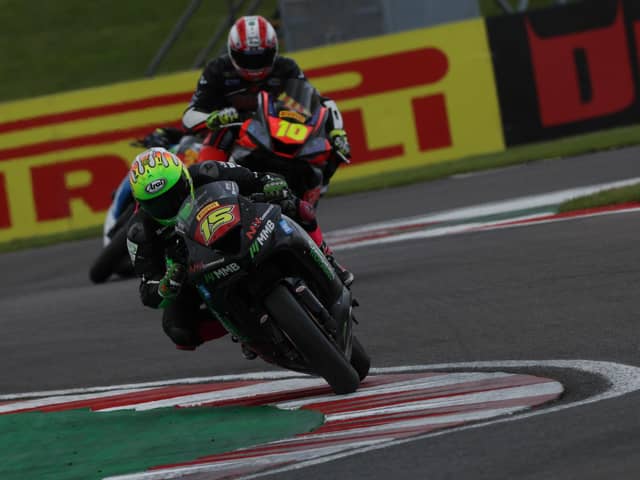 Eugene McManus (Affinity Sports Kawasaki) leads Simon Reid (Quattro Group Yamaha) in the Pirelli National Superstock class at Donington Park. Picture: Bonnie Lane.