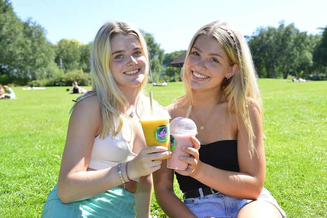 Emma Johnston and Sarah Kilpatrick from Hillsborough pictured enjoying the sun in Drumglass Park, Belfast..
Photo: Pacemaker Press.