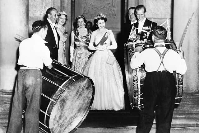 John Warden Brooke, 2nd Viscount Brookeborough (L), Queen Elizabeth II (C) and her husband Prince Philip, Duke of Edinburgh listen to drummers, on July 3, 1953 during their official visit to Northern Ireland. (Photo by AFP) (Photo by -/AFP via Getty Images)