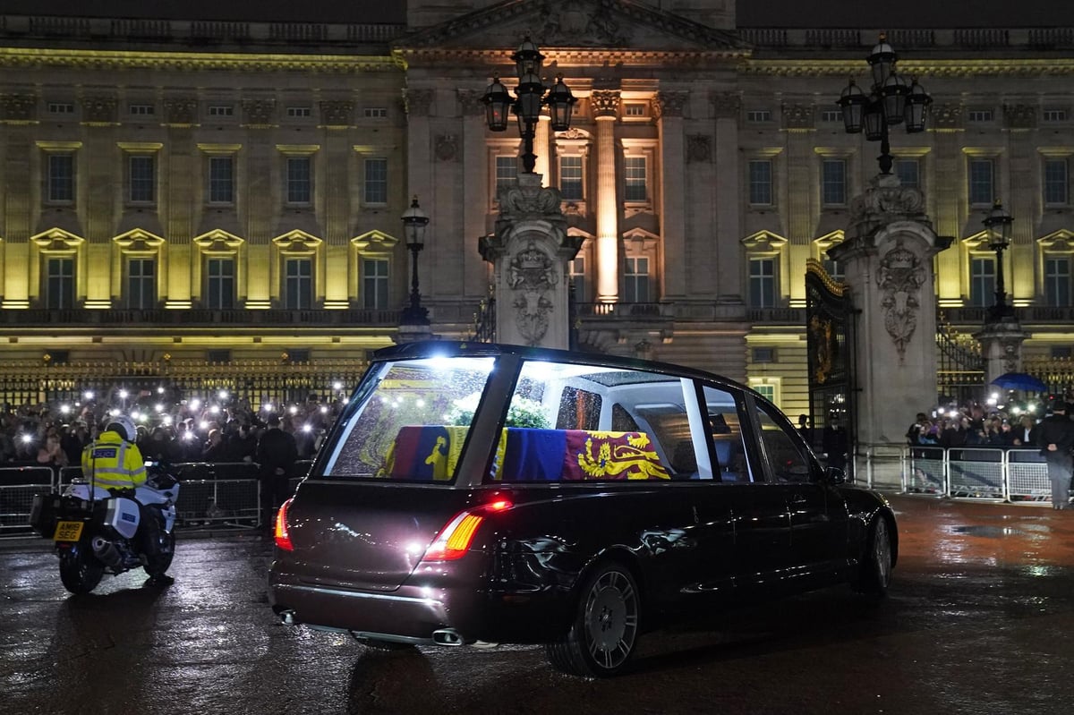 Queen's coffin returns to Buckingham Palace as her family pay their respects