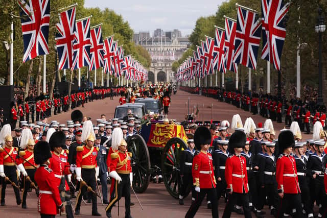 The Queen's funeral cortege borne on the State Gun Carriage of the Royal Navy travels along The Mall on September 19, 2022 in London.  (Photo by Dan Kitwood/Getty Images)