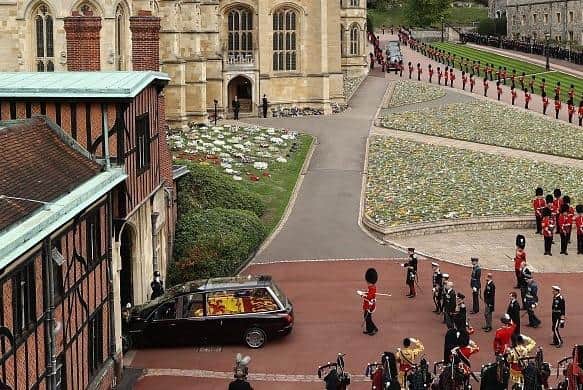 The Royal State Hearse carrying the coffin of Queen Elizabeth II enters Windsor Castle for the Committal Service for Queen Elizabeth II  (Photo by Ryan Pierse / POOL / AFP) 