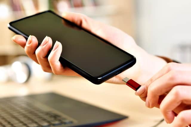 The image used by the European Parliament to illustrate a type USB-C charger