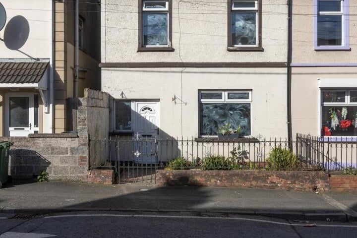 6 Victoria Street,
Lurgan, BT67 9DA

3 Bed Mid-terrace House

Offers over £70,000