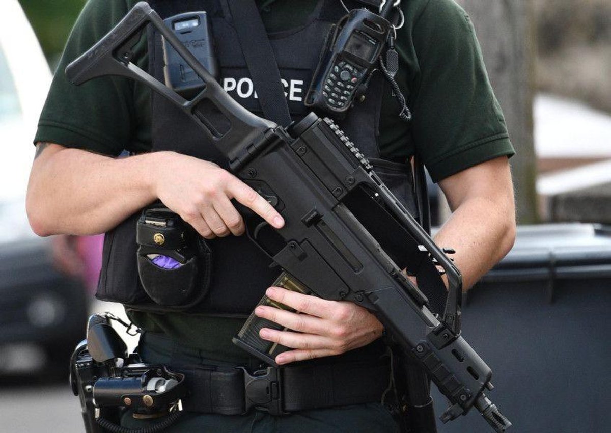 Threat level reduction raises question over arming of PSNI officers, report says