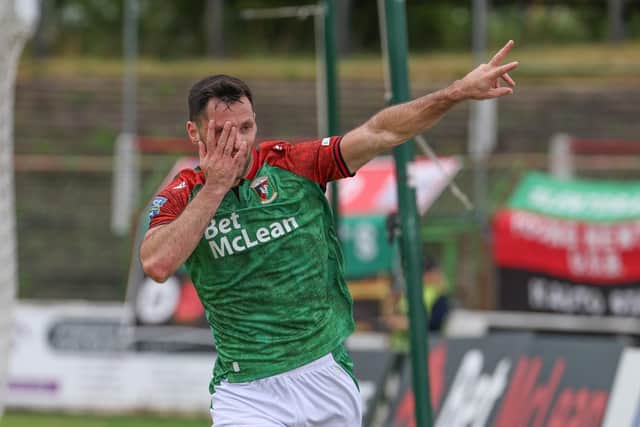 Glentoran's Pat Hoban celebrates his goal. (Photo by Desmond Loughery/Pacemaker Press)