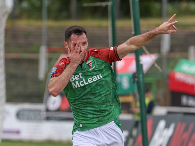 Glentoran's Pat Hoban celebrates his goal. (Photo by Desmond Loughery/Pacemaker Press)