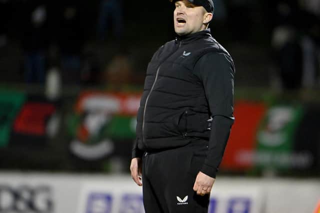 Warren Feeney is set to leave his role as manager of Glentoran