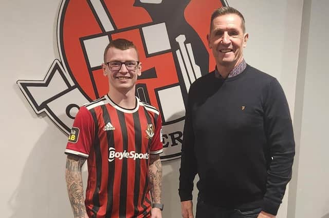 Stewart Nixon with Crusaders manager Stephen Baxter following confirmation of a transfer to the Sports Direct Premiership club. (Photo by Crusaders FC)