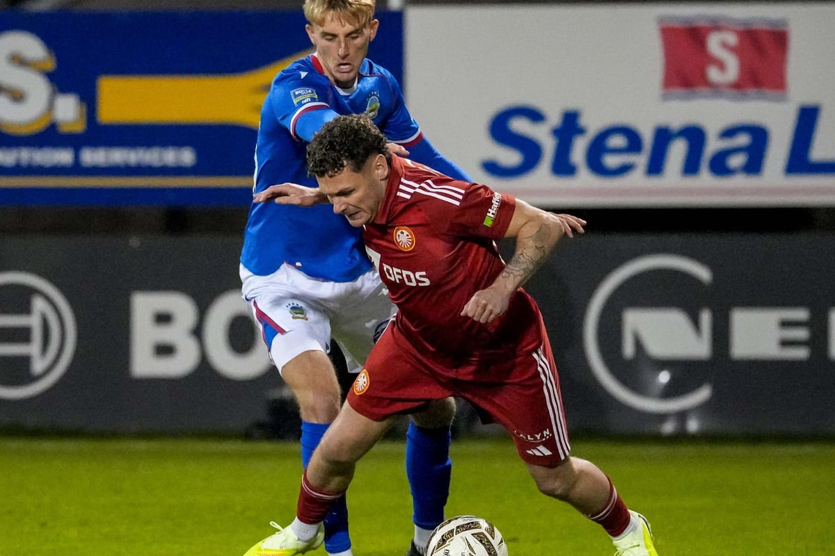 Linfield move top after late comeback win at Portadown