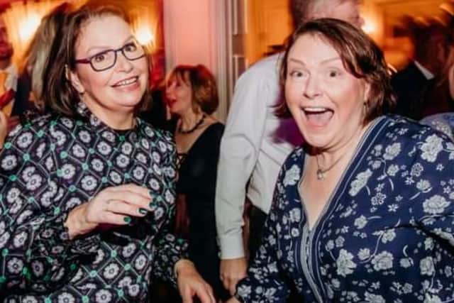 Londonderry mum Theresa Kelly, who has secondary, incurable breast cancer, with her sister Sarah, who died from the disease last August