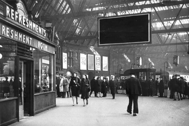 Passengers at Princes Street Station in March 1963.