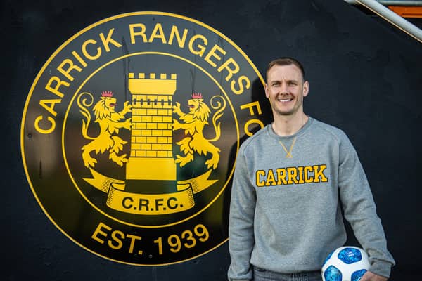 Seanan Clucas has agreed a three-year deal at Carrick Rangers after his contract at Glentoran came to an end