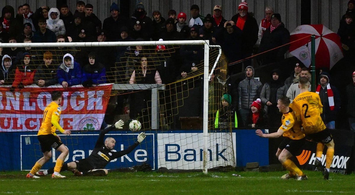 Lloyd Anderson&#8217;s late show as Carrick battle back to draw with leaders Cliftonville