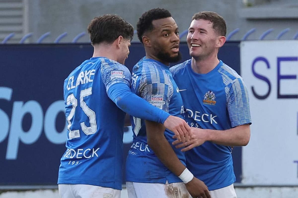 Glenavon salvage late point with injury time goal as Linfield&#8217;s Premiership title hopes dealt a blow at Mourneview Park