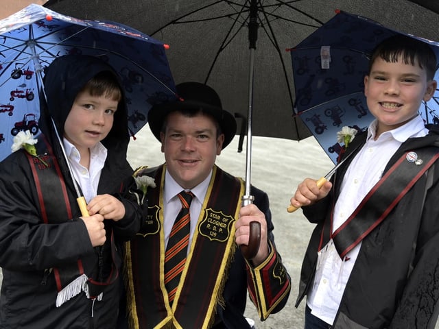 Wet start to the day in Newry for Sir Kt Gareth Gribbon and sons Tom and George.