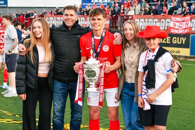 James Simpson celebrates lifting the Gibson Cup with his family. (Photo by Andrew McCarroll/Pacemaker Press)