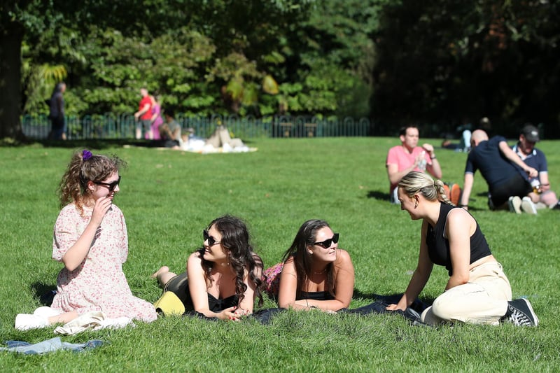 General view of members of the public in Botanic Gardens, Belfast this afternoon as the Northern Ireland experienced warm weather over the weekend. 

(L-R) Laura Stewart, Aoibheann Maguire, Kate Welsh and Aoife Bradley

Photograph by Declan Roughan